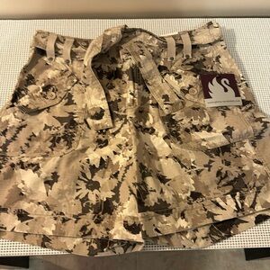 Brand new never been worn Gloria Vanderbilt camo shorts size 8